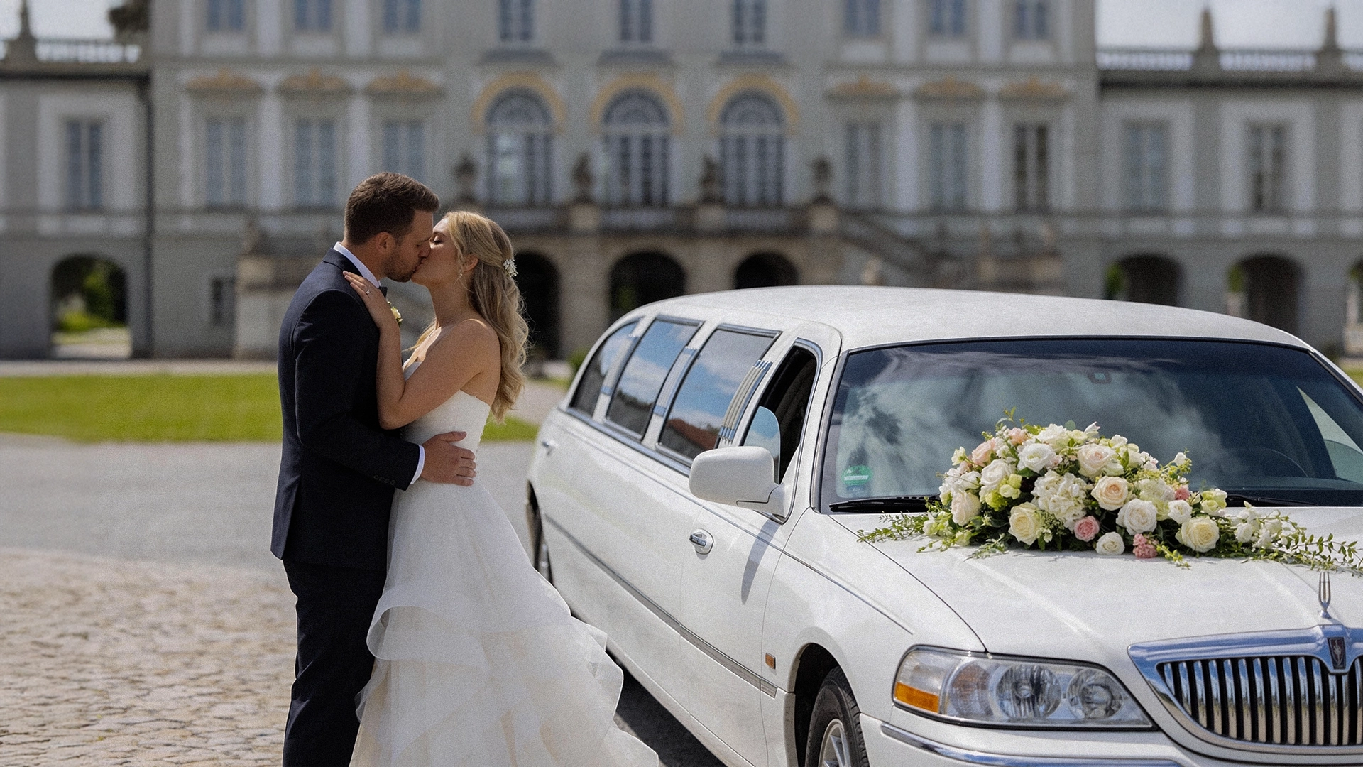 Hochzeitspaar mit Limousine