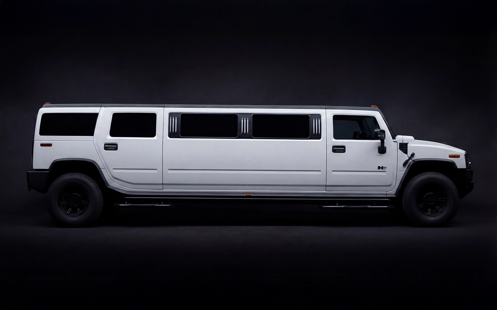 H2 Stretch-Limousine (White, 8 Pax) – Highlight 1