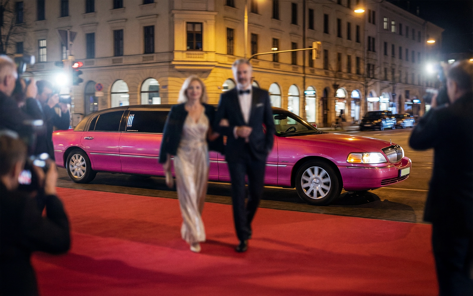 Town Car Stretch-Limousine (Pink, 8 Pax) – Highlight 2