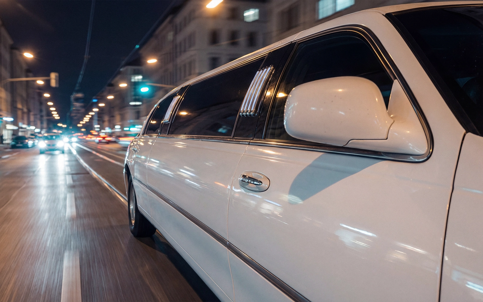 Town Car Stretch-Limousine (White, 6 Pax) – Highlight 2