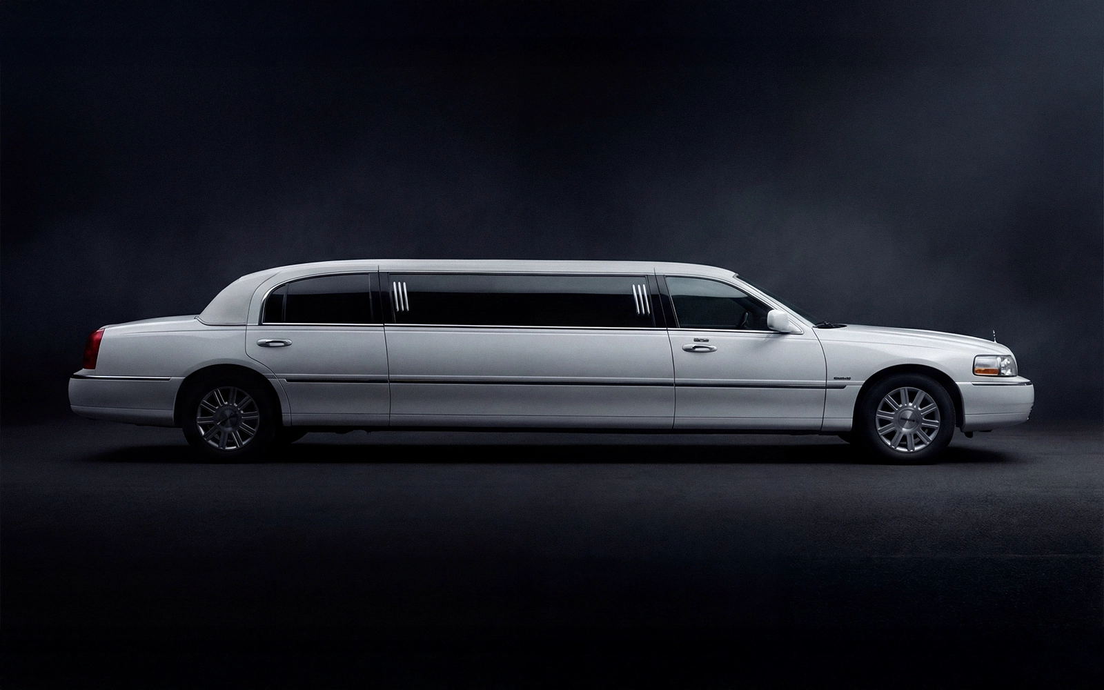 Town Car Stretch-Limousine (White, 6 Pax) – Highlight 3