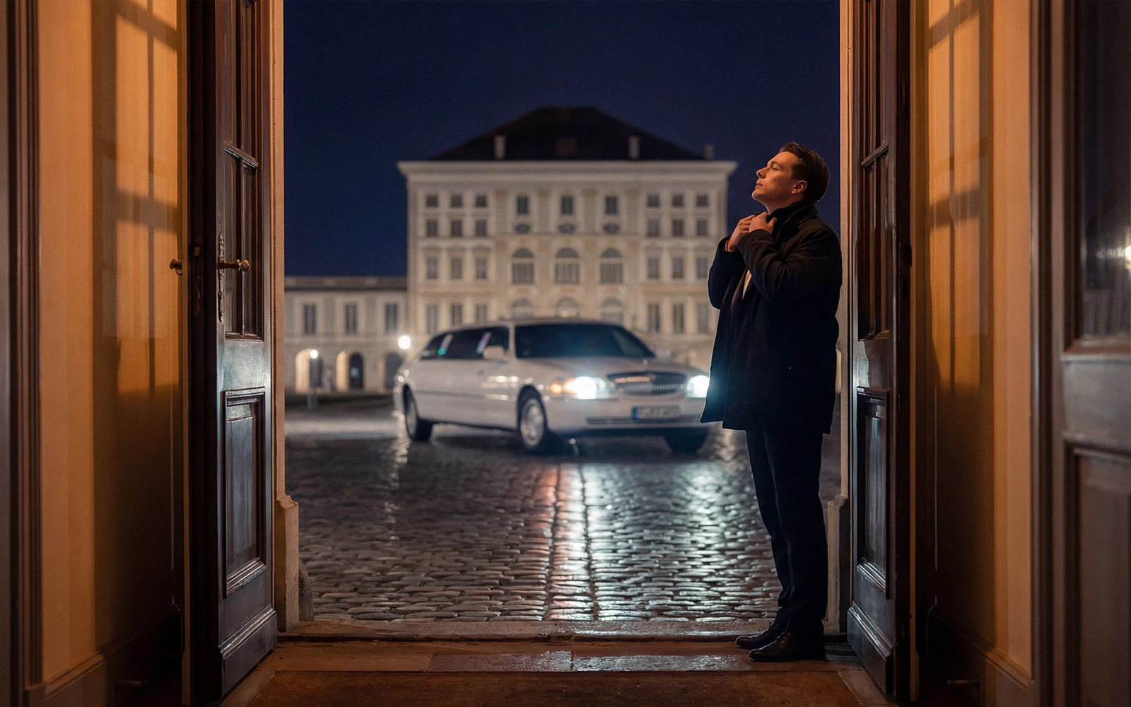 Town Car Stretch-Limousine (White, 8 Pax) – Highlight 1